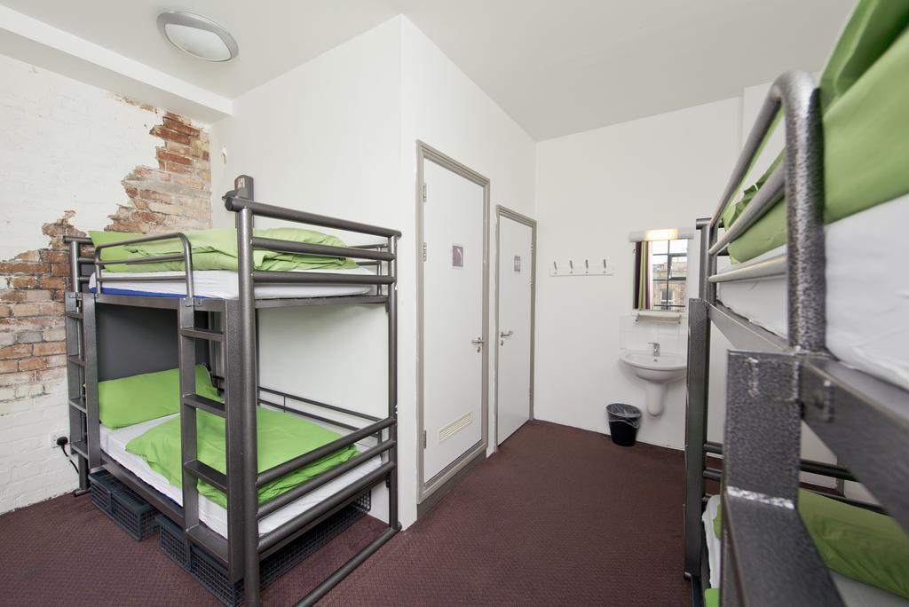 Letto a Castello in Dormitorio Maschile con Bagno in Comune